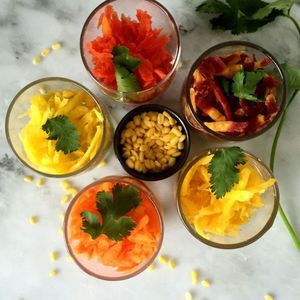 Tazza Di Zuppa O Chili Con Insalata Di Contorno