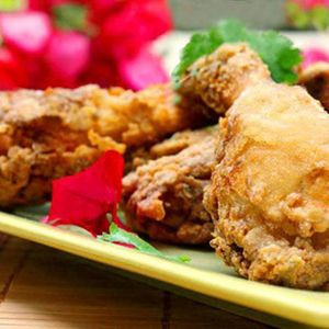 Friterade Kyckingvingar Med Räkstekt Ris