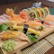 Combinazione Di Sushi E Sashimi