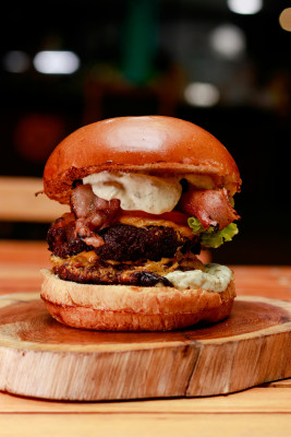 Burger Svizzero Con Funghi E Bacon