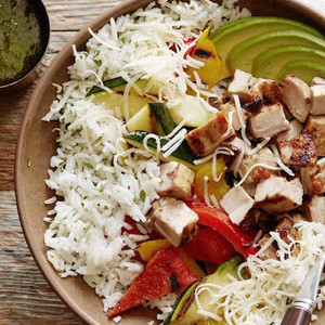 Pollo A La Parrilla Lleno De Energía Con Cuenco De Arroz