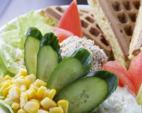 shū cài wěi yú sōng bǐng tào cān Waffle with Tuna and Vegetable Set