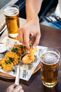 Trempette Au Fromage Et À La Bière Pour Bretzels De Brasserie Artisanale