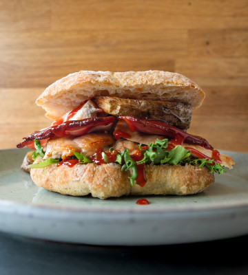 Sandwich Au Poulet Grillé, Bacon Et Avocat