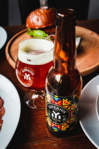 Elaboración De Cerveza Fría Con Espuma Fría