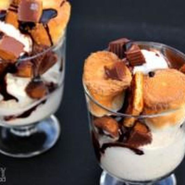 Sundae In Tazza Di Burro Di Arachidi Di Reeses