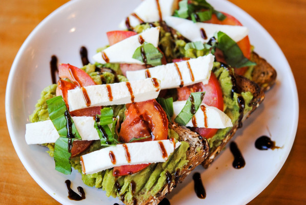 Toast Con Avocado Ricoperto Di Bacon