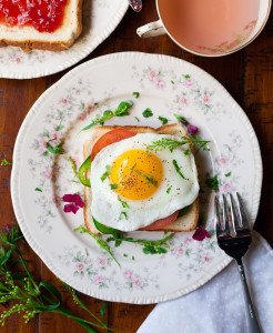 Sandwich Puissant Pour Petit-Déjeuner À L'avocat Et Aux Blancs D'œufs Et Aux Épinards