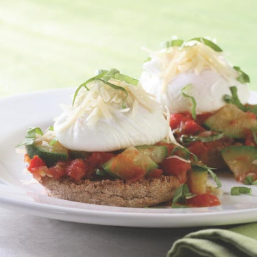 Combinazione Di Muffin Inglesi Con Pancetta E Formaggio All'uovo