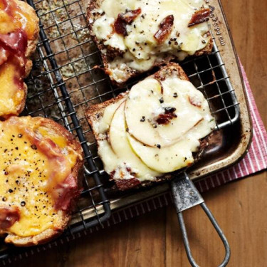 Formaggio Grigliato Con Panino Al Pancetta