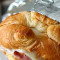 Croissant De Jamón Y Queso Suizo
